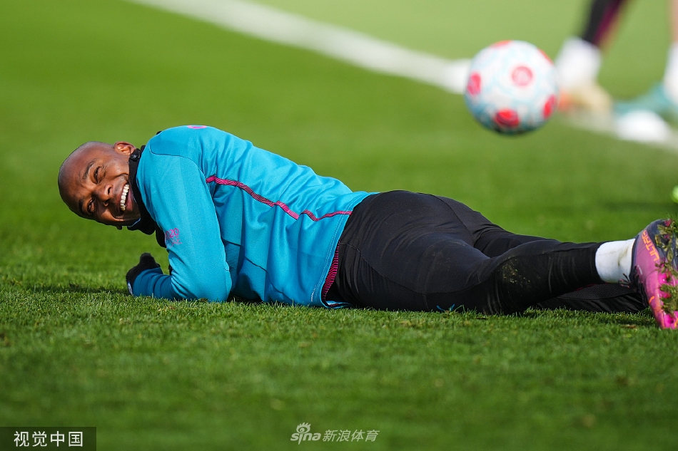 曼城训练备战 众将欢乐抱作一团