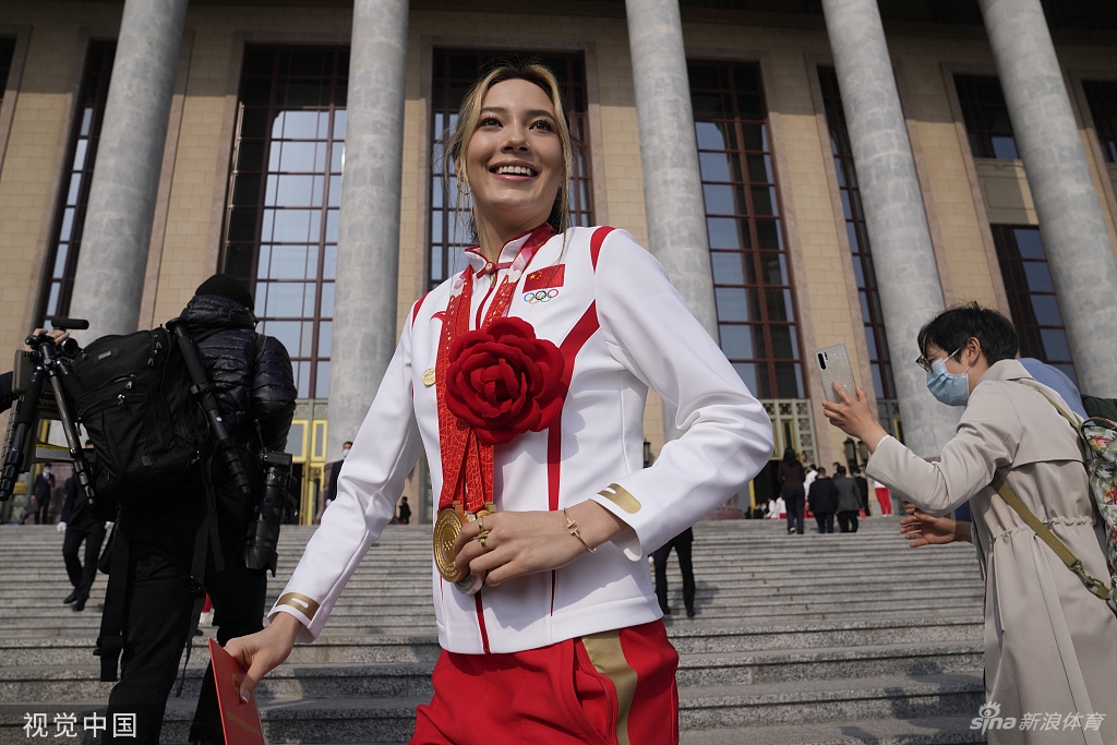 北京冬奥冬残奥表彰大会 谷爱凌戴大红花现身