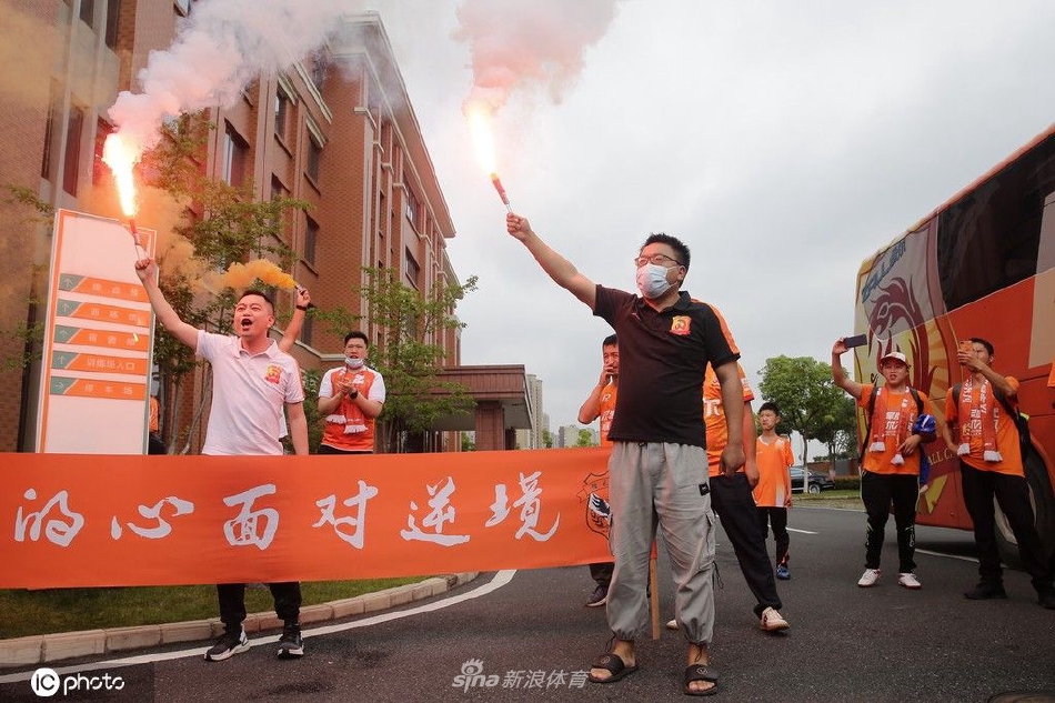 武汉球迷燃放烟火激情送行长江队