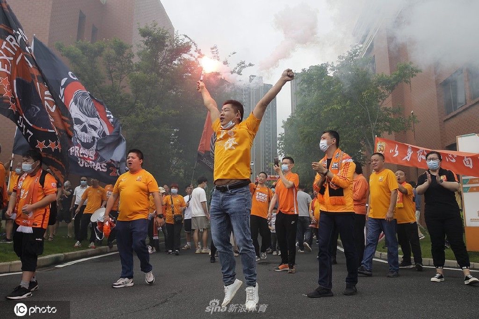 武汉球迷燃放烟火激情送行长江队