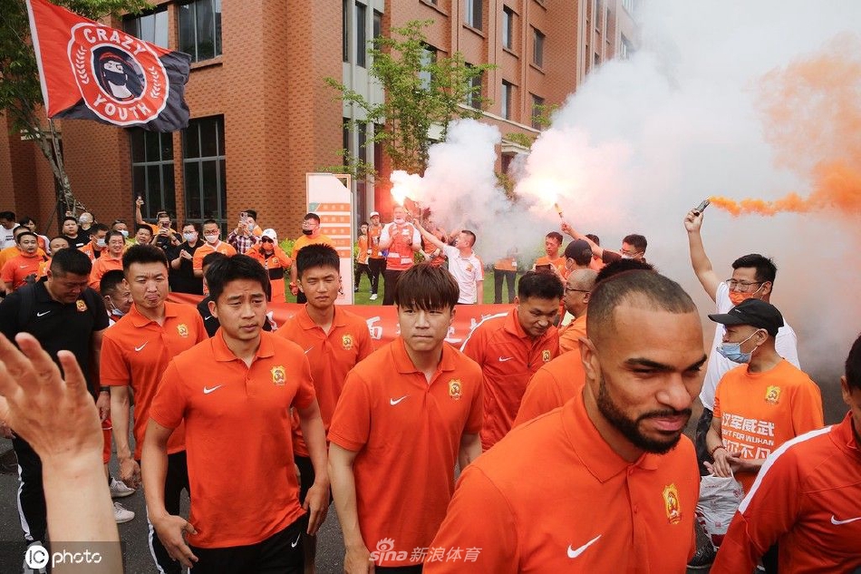 武汉球迷燃放烟火激情送行长江队