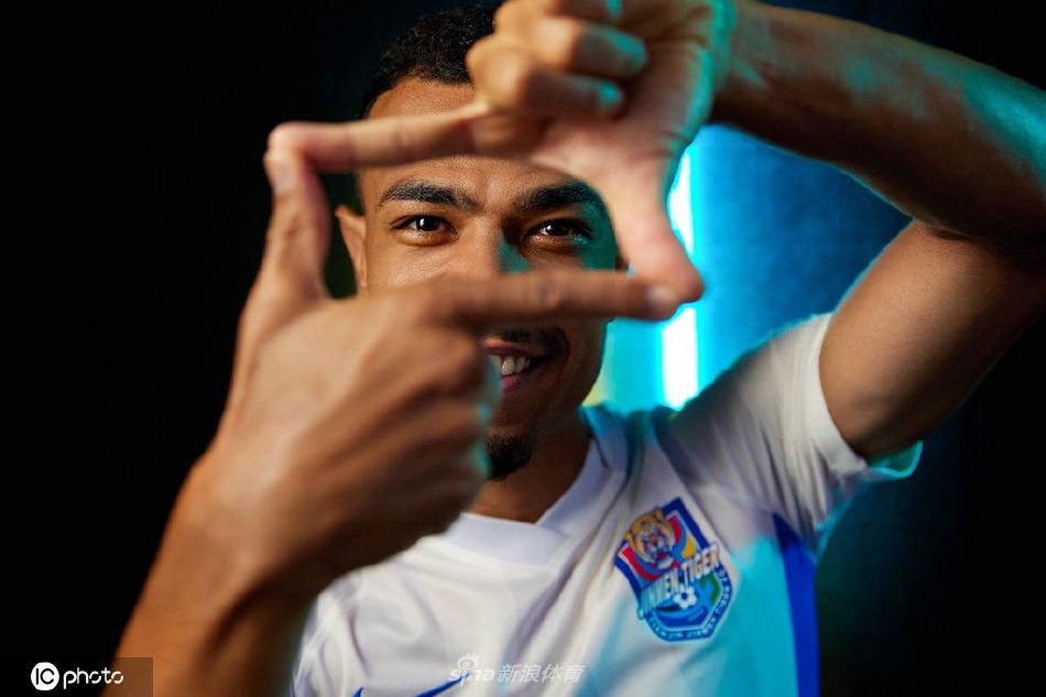 天津津门虎球队色主题创意写真 拉多尼奇演绎中国功夫