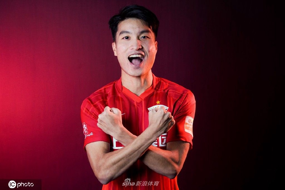 上海海港球队色主题创意写真 面对新赛季主帅莱科信心十足