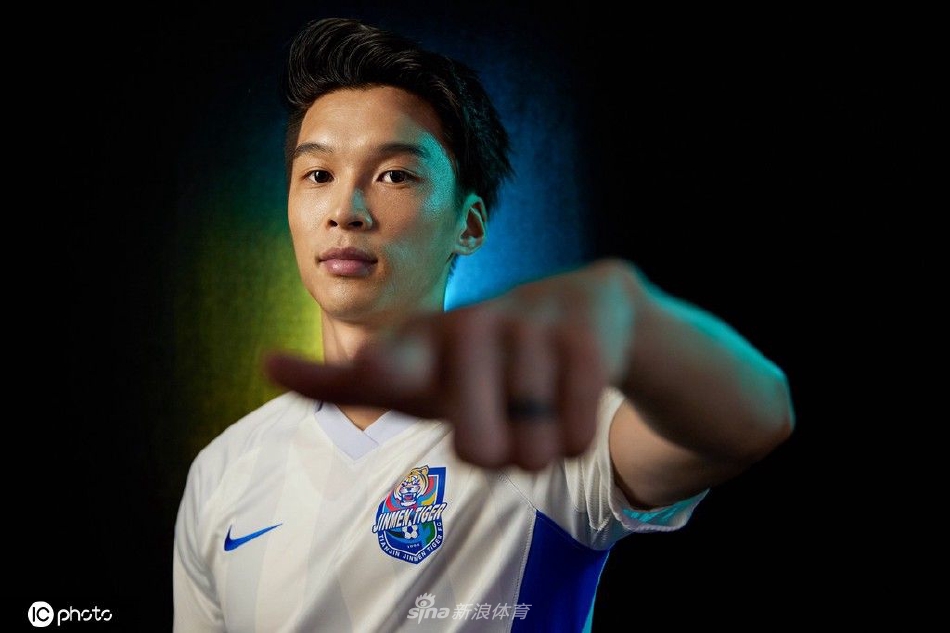 天津津门虎球队色主题创意写真 拉多尼奇演绎中国功夫