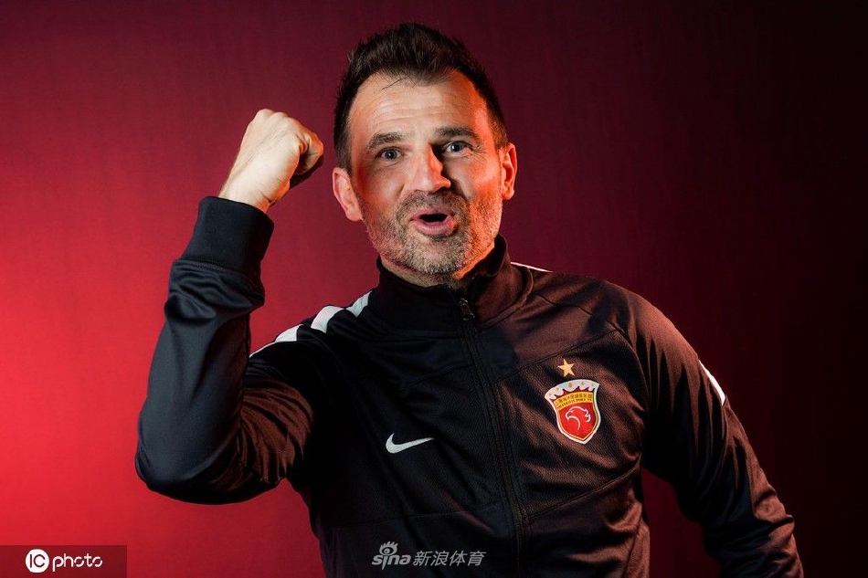 上海海港球队色主题创意写真 面对新赛季主帅莱科信心十足