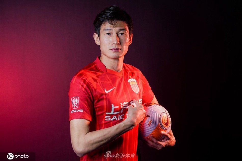 上海海港球队色主题创意写真 面对新赛季主帅莱科信心十足