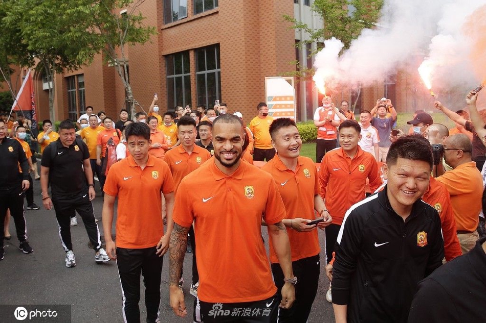 武汉球迷燃放烟火激情送行长江队