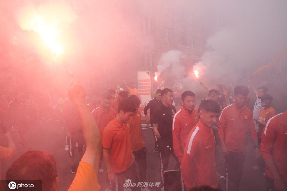 武汉球迷燃放烟火激情送行长江队
