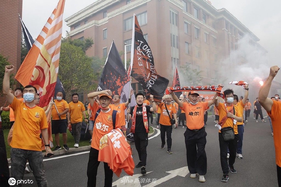 武汉球迷燃放烟火激情送行长江队