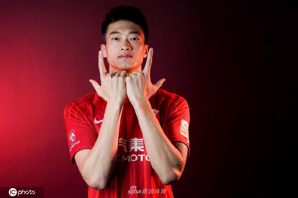 上海海港球队色主题创意写真 面对新赛季主帅莱科信心十足