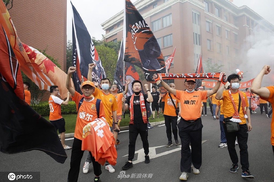 武汉球迷燃放烟火激情送行长江队