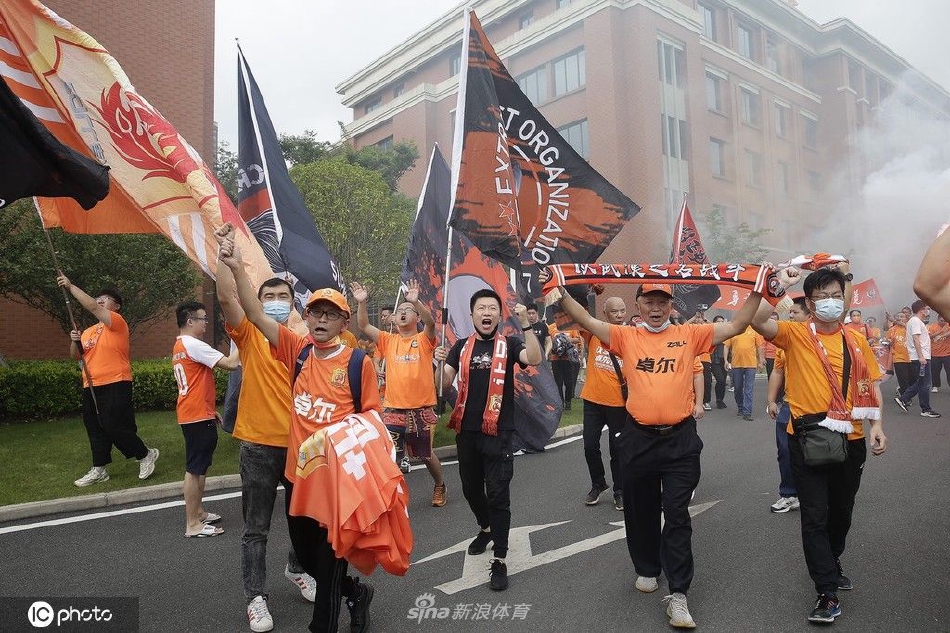 武汉球迷燃放烟火激情送行长江队