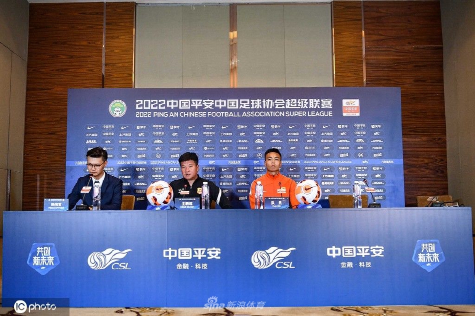 武汉长江赛前新闻发布会 主教练李金羽携队员胡家笠出席