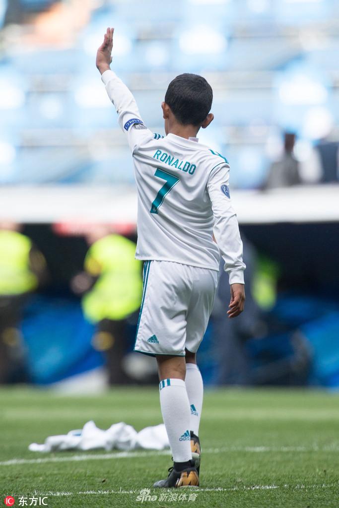 迷你罗小秀脚法模仿C罗倒钩+招牌动作