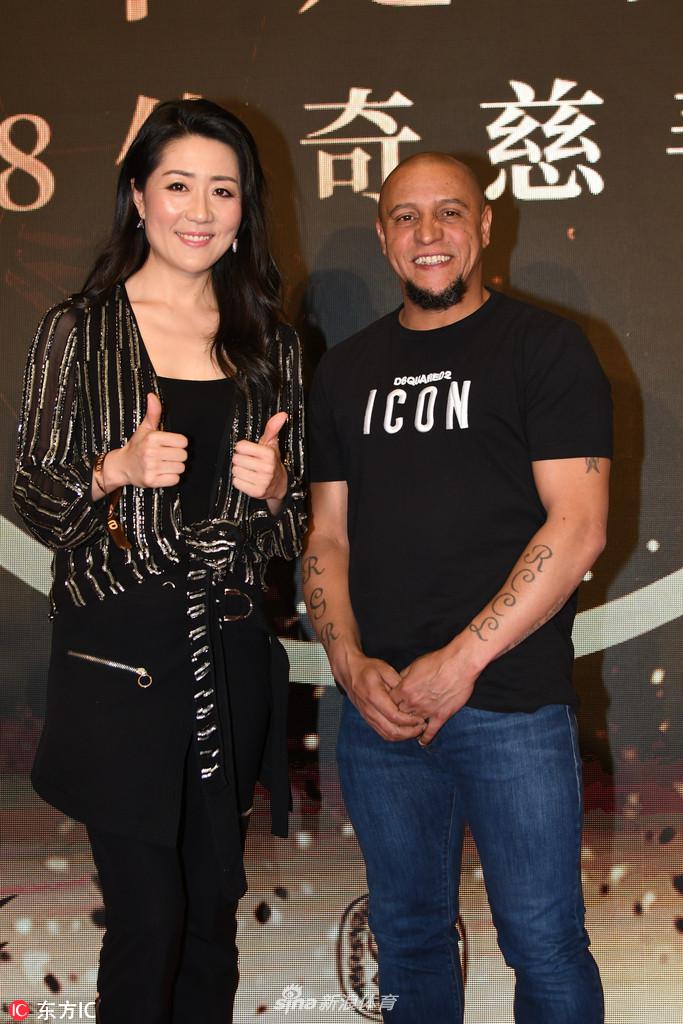 卡洛斯与前女足队员浦玮现身相聊甚欢