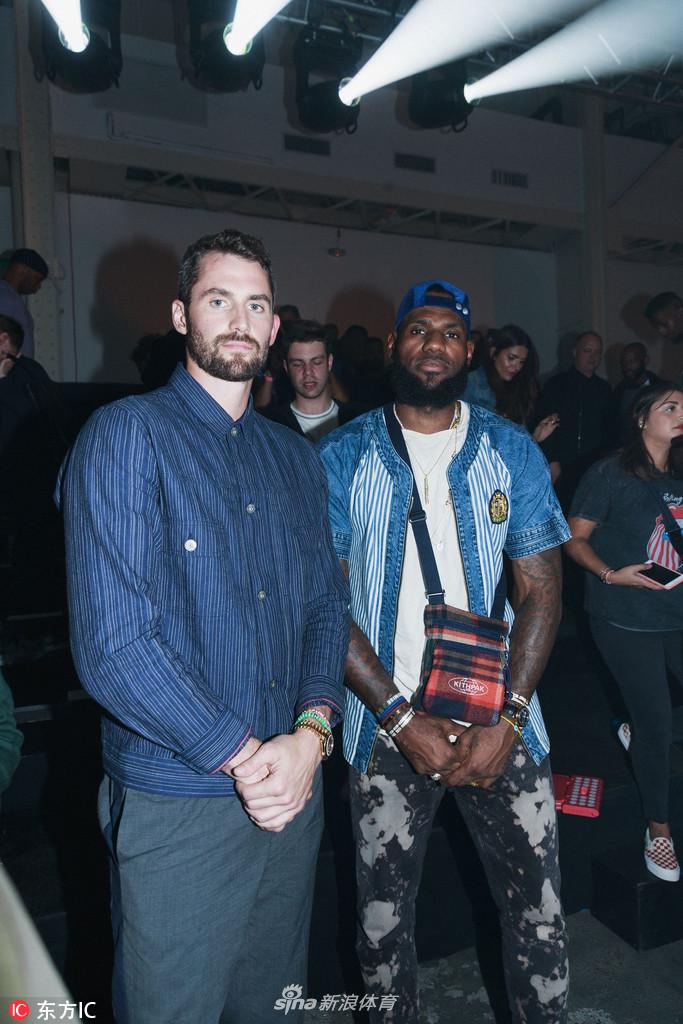 詹姆斯与乐福、西蒙斯亮相纽约时装周