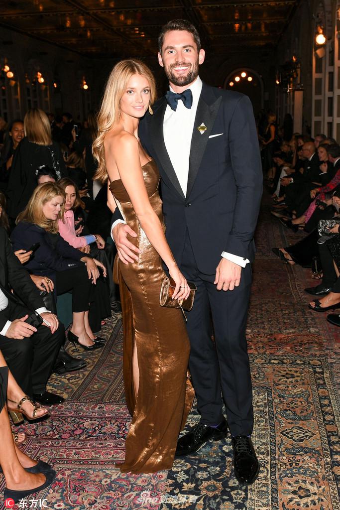 乐福与女友恩爱亮相纽约时装周