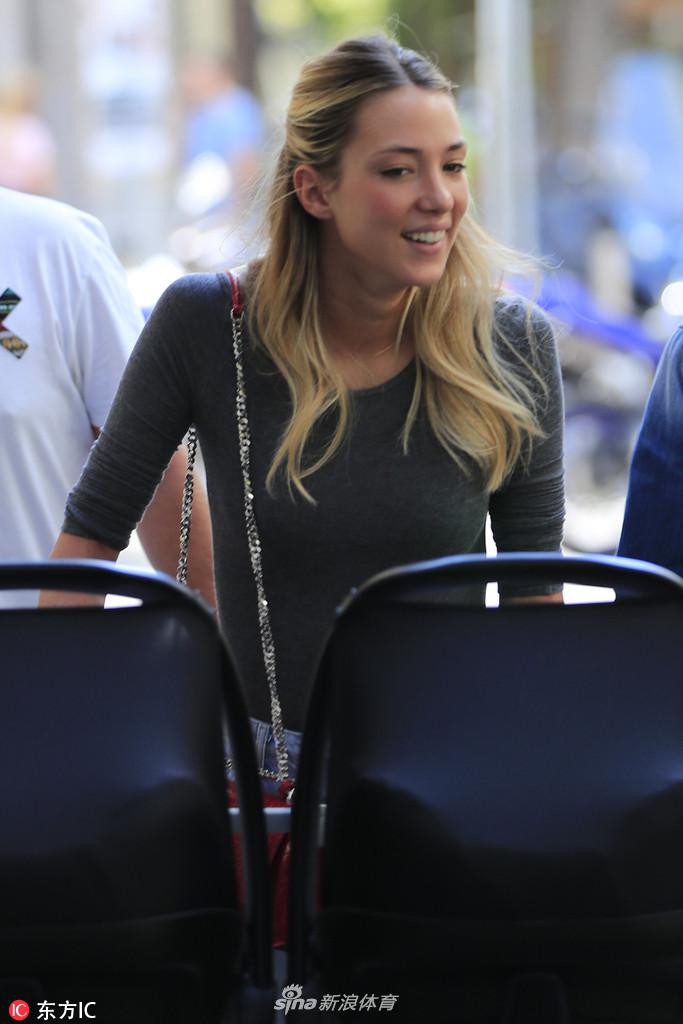 莫拉塔妻子携双胞胎外出逛街