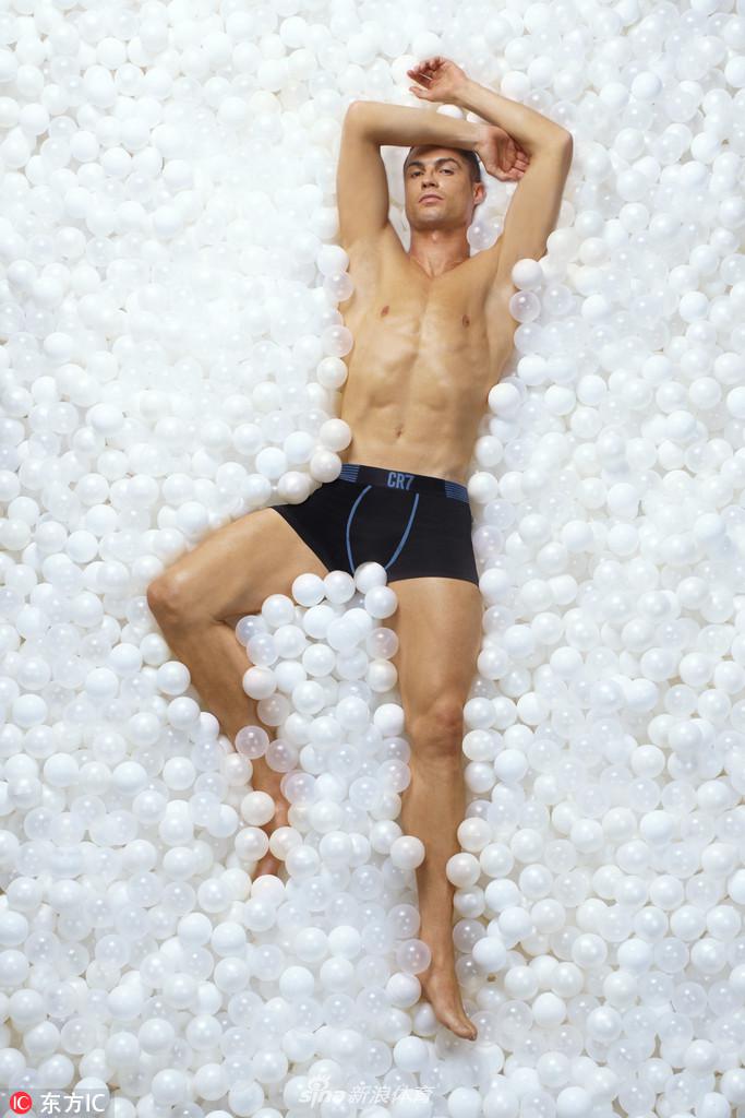 C罗发布新款内裤 拍写真秀出一身腱子肉