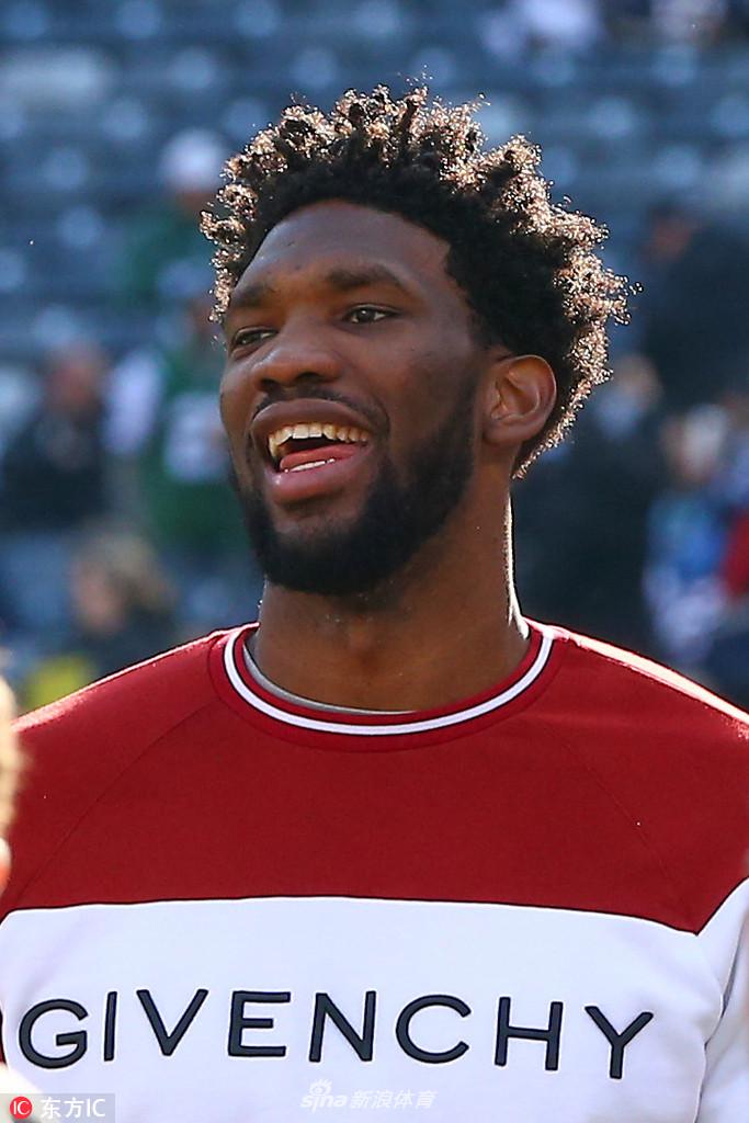 76人大帝恩比德现身nfl赛场