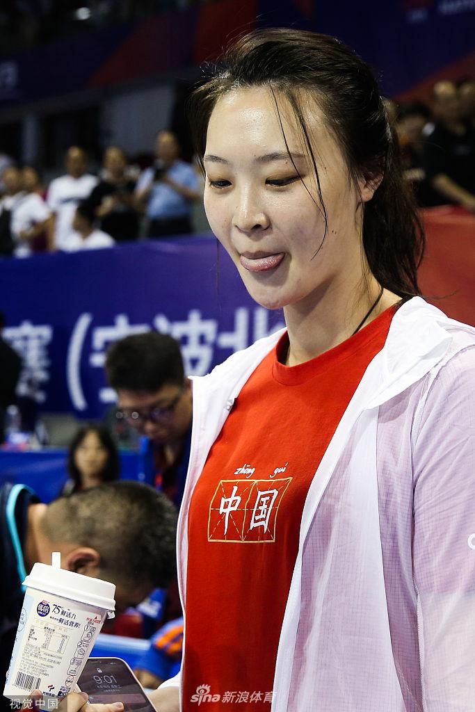惠若琪场边观战女排两连胜 吐舌头表情可爱