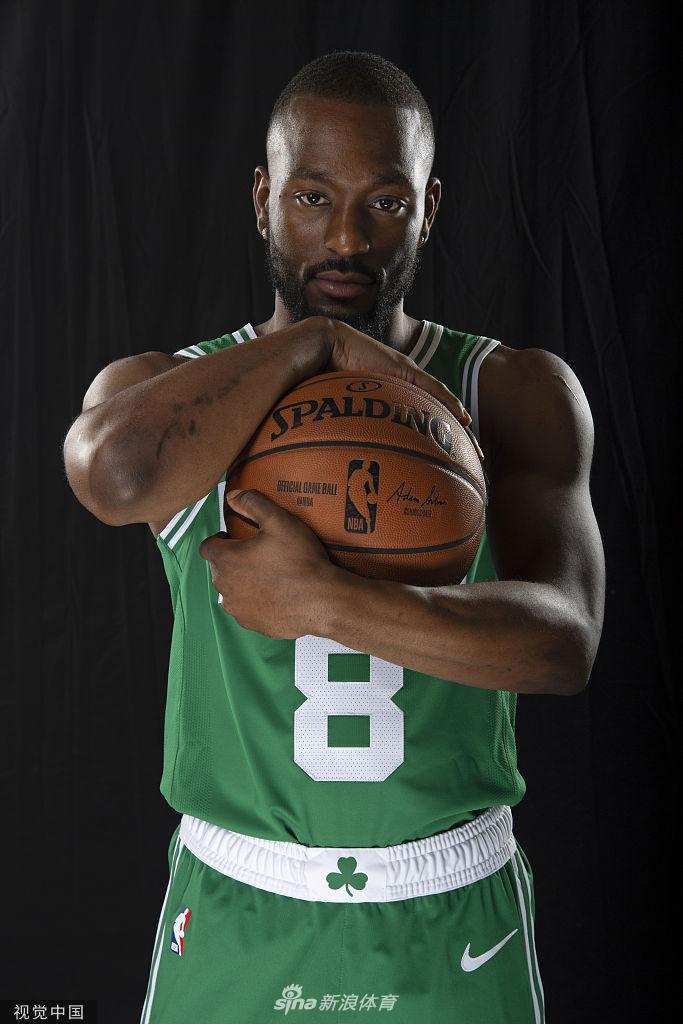 凯尔特人新援拍摄球衣写真 沃克凸显霸气