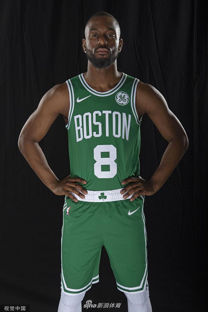 凯尔特人新援拍摄球衣写真 沃克凸显霸气