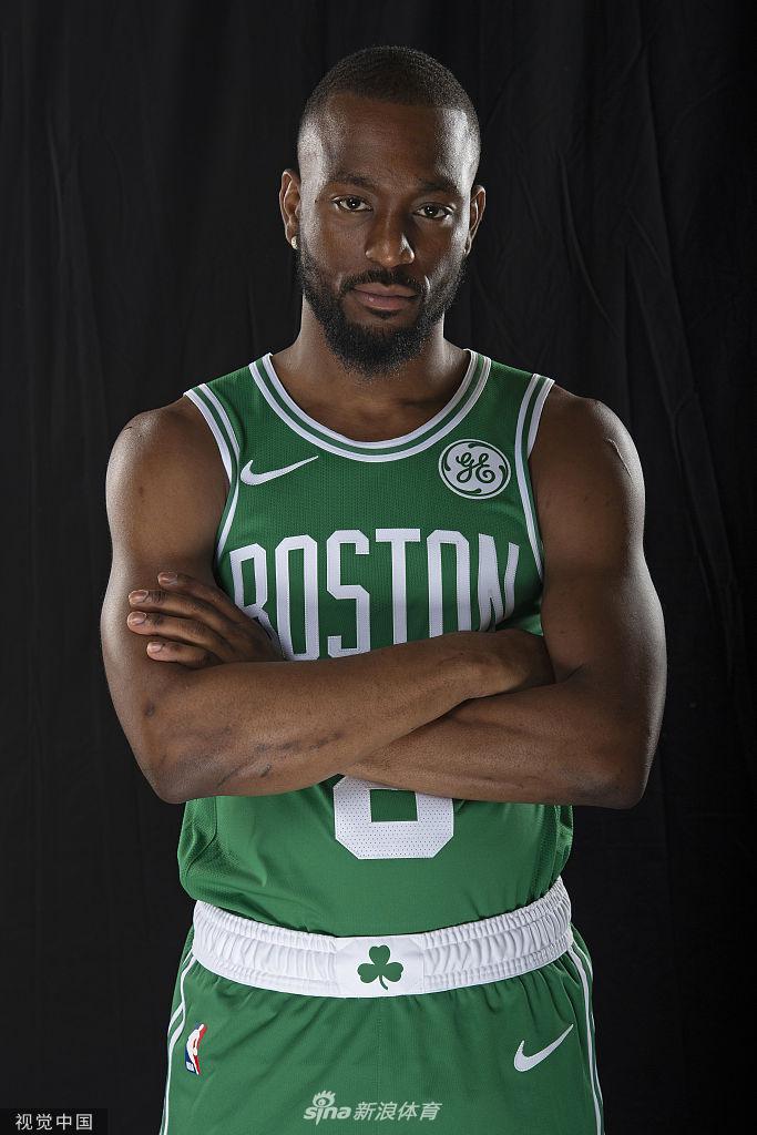 凯尔特人新援拍摄球衣写真 沃克凸显霸气
