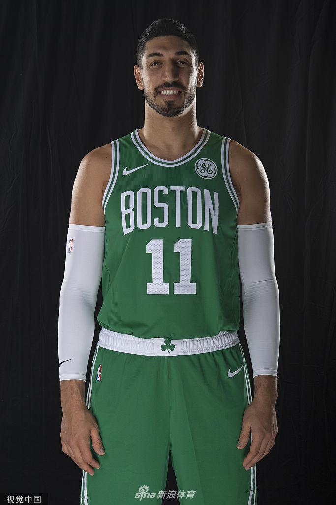 凯尔特人新援拍摄球衣写真 沃克凸显霸气