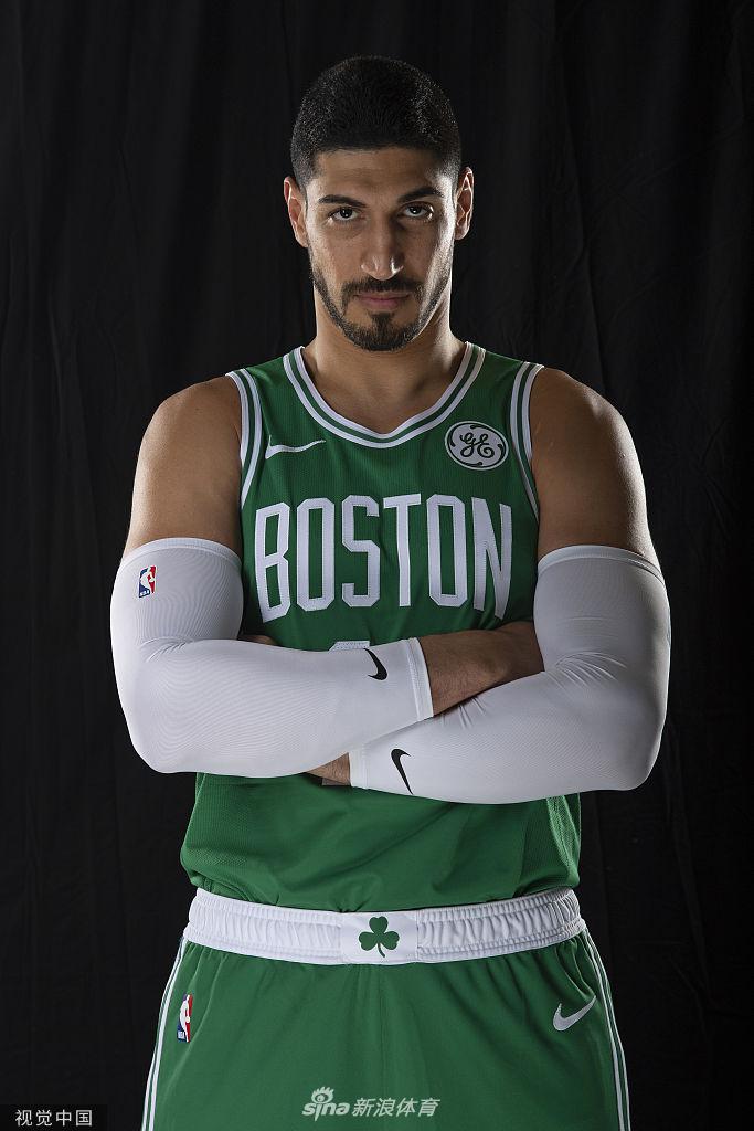 凯尔特人新援拍摄球衣写真 沃克凸显霸气