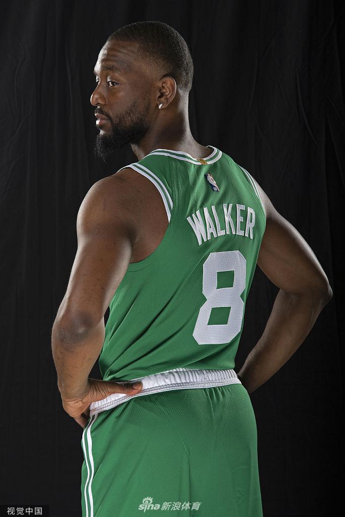 凯尔特人新援拍摄球衣写真 沃克凸显霸气