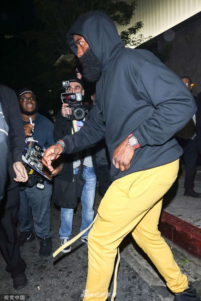 哈登深夜出入夜店快步疾行躲镜头