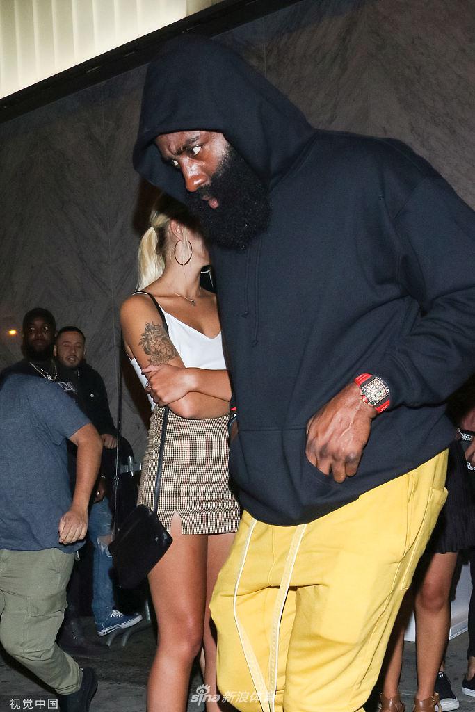 哈登深夜出入夜店快步疾行躲镜头