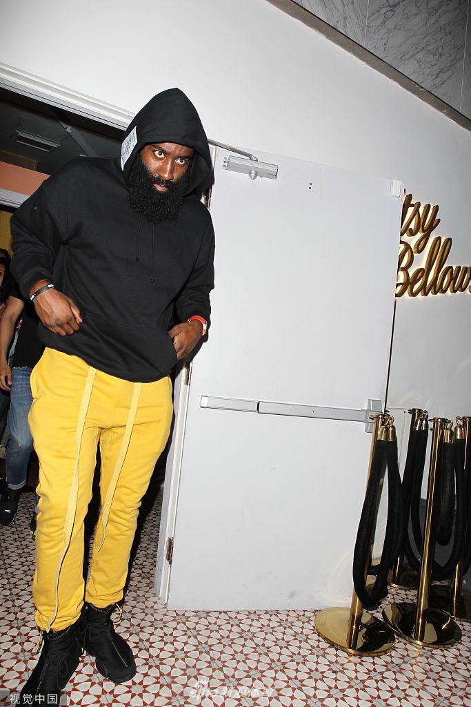 哈登深夜出入夜店快步疾行躲镜头