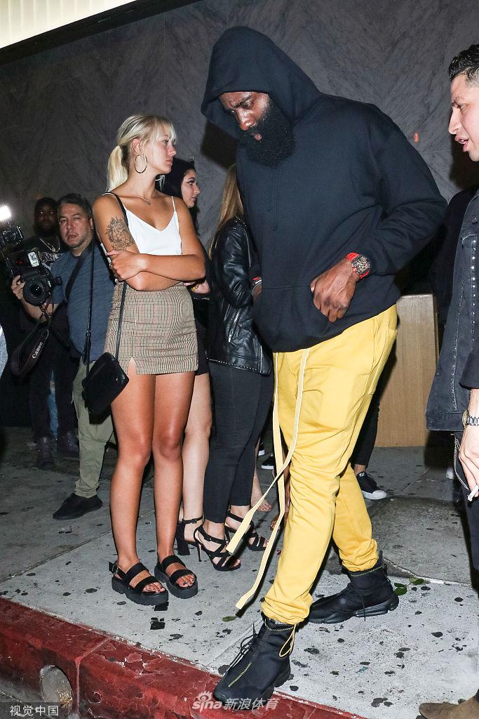 哈登深夜出入夜店快步疾行躲镜头