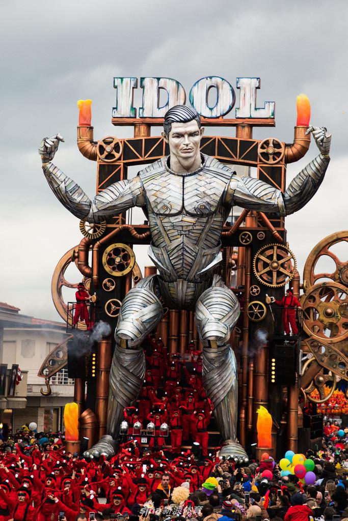 钢铁侠版C罗机器人模型抢眼