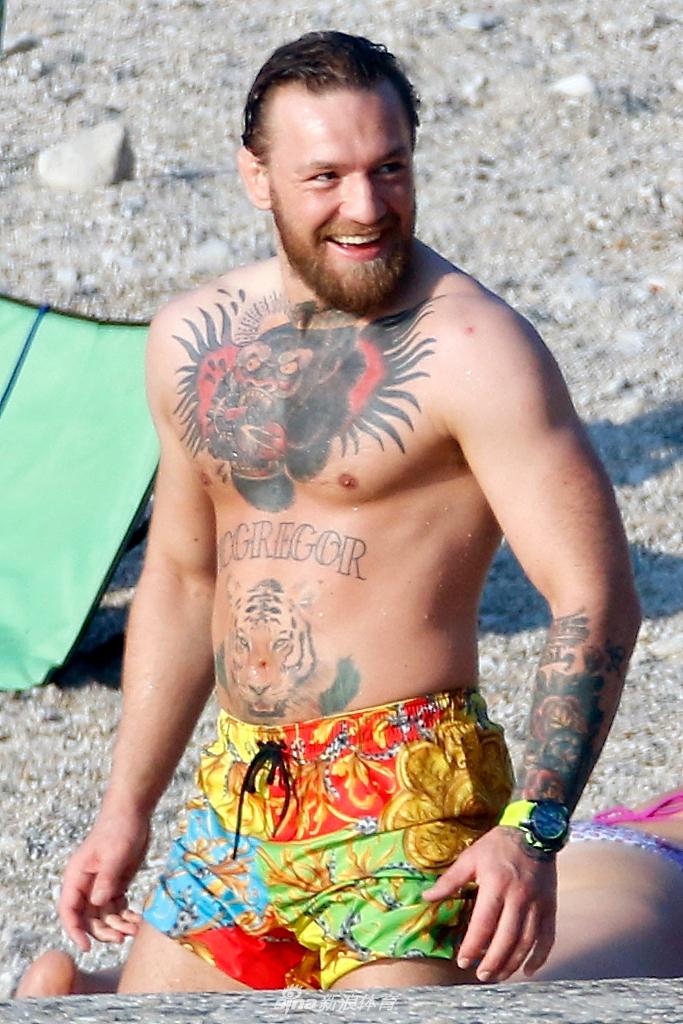 “嘴炮”麦格雷戈海边度假 庆祝生日与家人享受假期硬汉变暖男