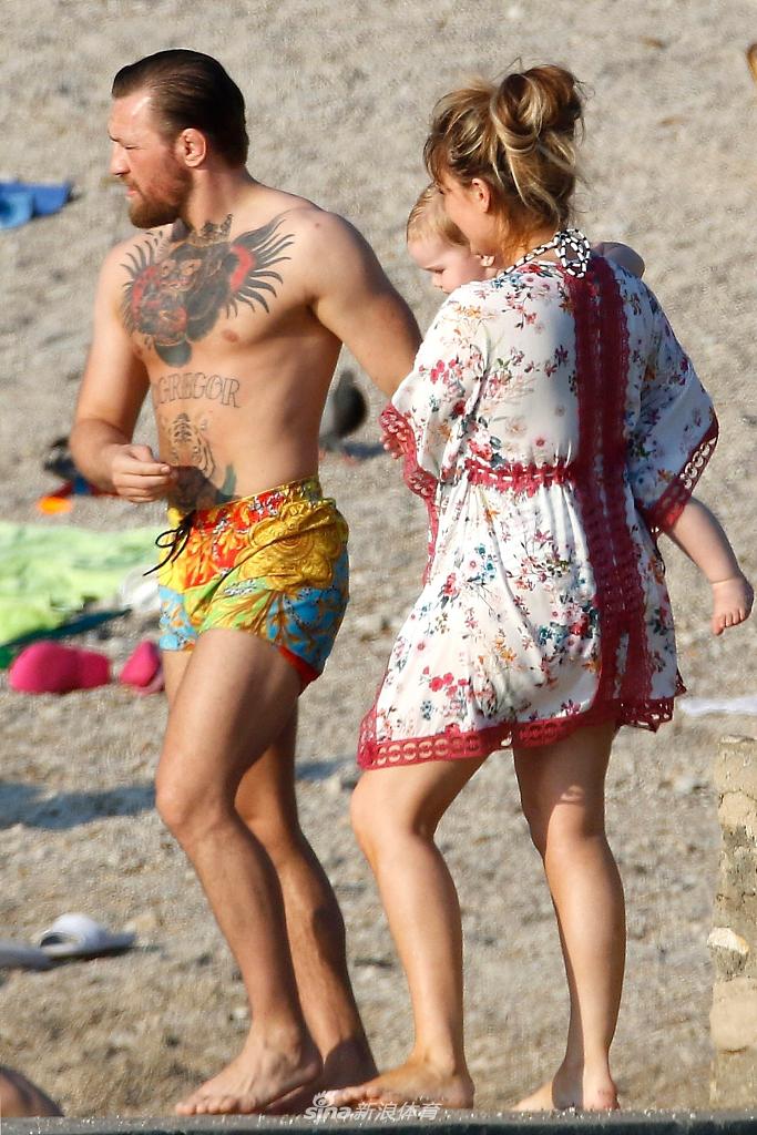 “嘴炮”麦格雷戈海边度假 庆祝生日与家人享受假期硬汉变暖男