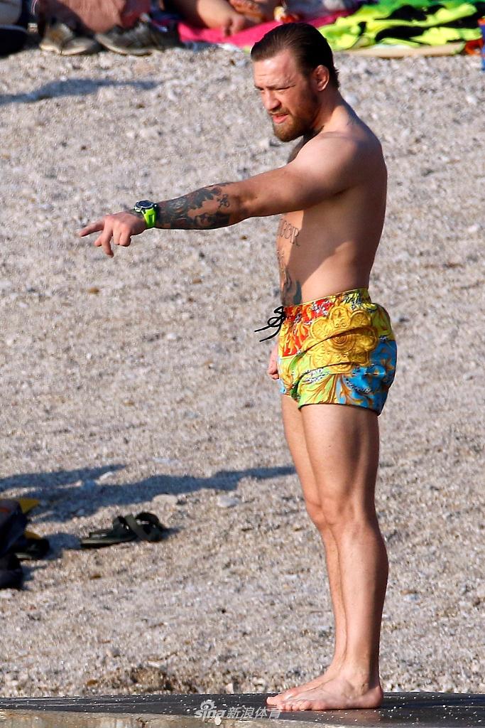 “嘴炮”麦格雷戈海边度假 庆祝生日与家人享受假期硬汉变暖男