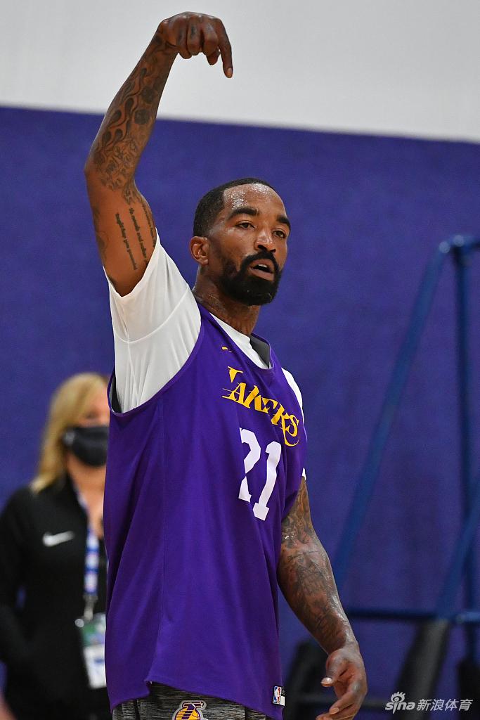 湖人高燃训练酷照放送！老汉詹姆斯大秀完美身材！