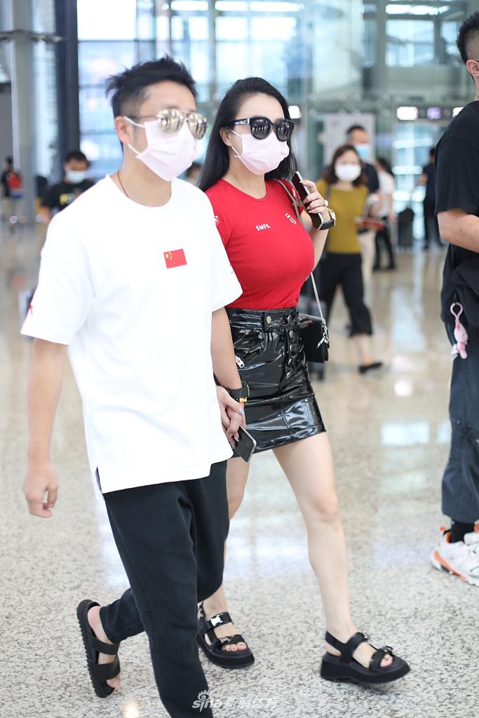 邹市明、冉莹颖现身上海虹桥机场 夫妻二人牵手同行秀恩爱