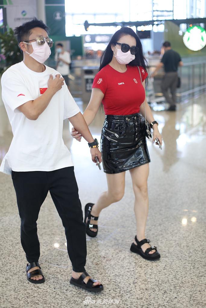 邹市明、冉莹颖现身上海虹桥机场 夫妻二人牵手同行秀恩爱