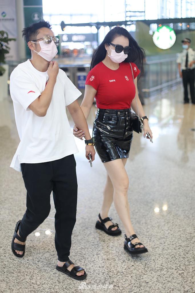 邹市明、冉莹颖现身上海虹桥机场 夫妻二人牵手同行秀恩爱