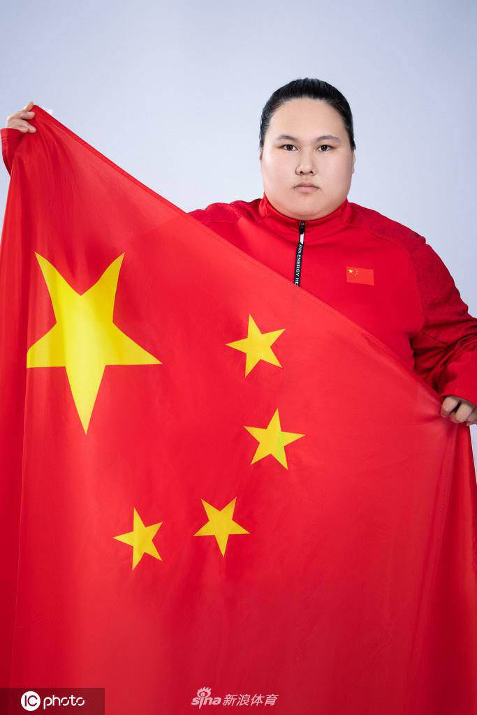 谌利军领衔 中国国家举重队拍摄爱国主题创意写真