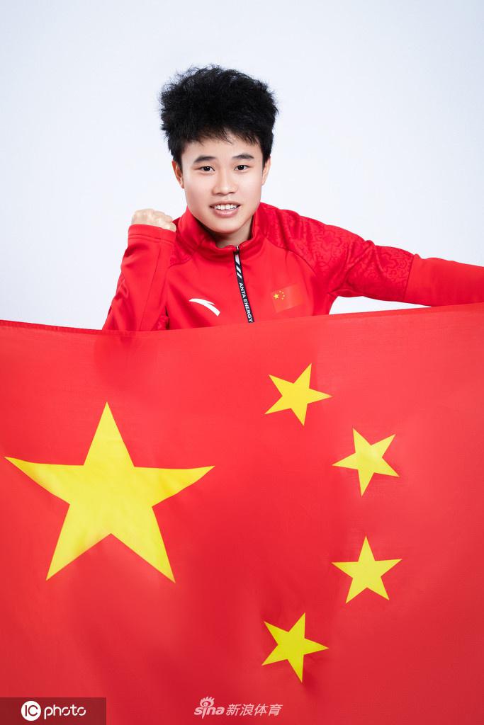 谌利军领衔 中国国家举重队拍摄爱国主题创意写真