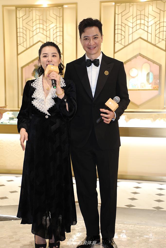 刘璇同老公出席活动 黑色长裙现场发言落落大方