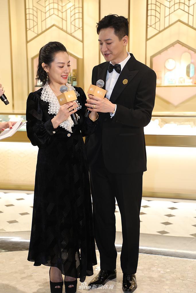 刘璇同老公出席活动 黑色长裙现场发言落落大方