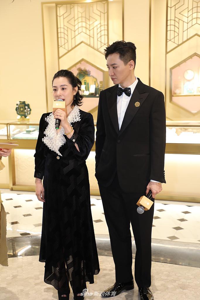 刘璇同老公出席活动 黑色长裙现场发言落落大方