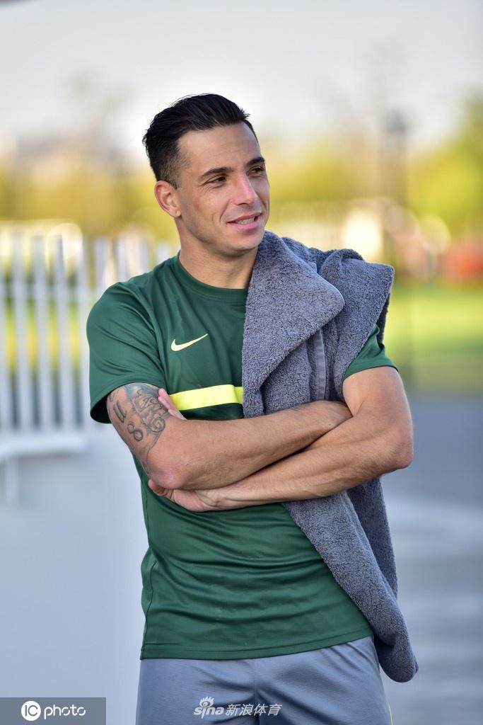 北京国安与长春亚泰结束热身赛后离开球场