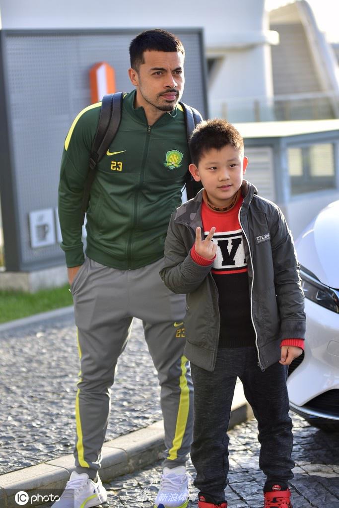 北京国安与长春亚泰结束热身赛后离开球场